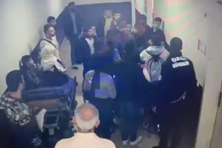 Die Person, die den Arzt angriff, der auf einer Trage in ihn eingegriffen hatte, wurde festgenommen