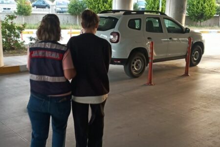 Einsatz gegen Terrororganisationen DHKP-C und MLKP in Izmir: 30 Personen festgenommen