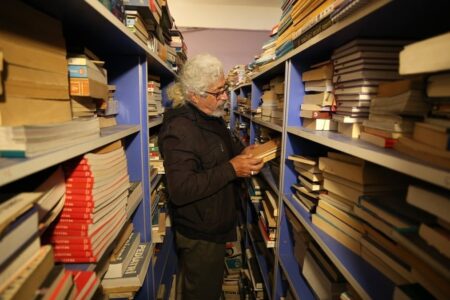 Er bringt die alten Bücher, die er in Konya gesammelt hat, mit seinen Enthusiasten zusammen.