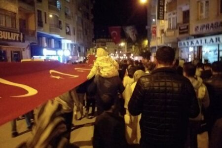 „Fackelzug“-Marsch mit einer 100-Meter-Fahne in Çorum