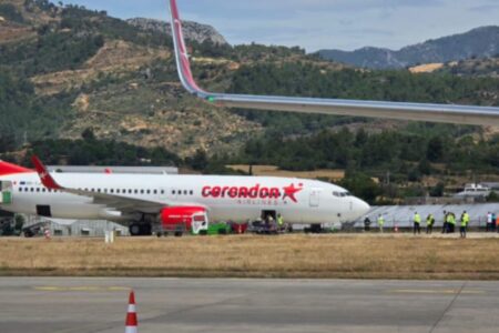 Flugzeug, dessen Reifen in Antalya explodierte, landete auf der Vorderstrebe