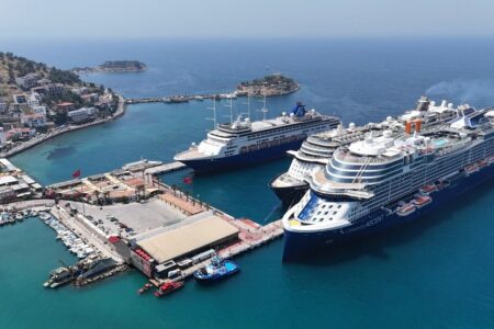 In Kuşadası legten 3 Kreuzfahrtschiffe mit 7.000 892 Passagieren an.