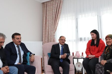 Mehmet Özhaseki war zu Gast im Haus der Familie der Erdbebenopfer aus Malatya