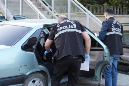 Mord aus verbotener Liebe in Kırıkkale: Der Angeklagte, der den Mord mit einem Teppichmesser begangen hatte, erschien vor dem Richter