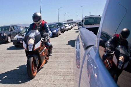 Motorradproblem im Verkehr