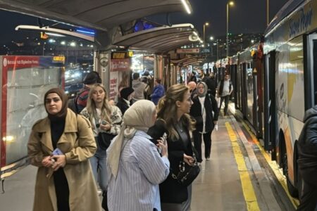 Passagiere wurden aufgrund einer Störung im Metrobus in Beyoğlu, Istanbul, evakuiert