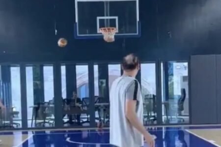 Präziser Schuss in den Basketballkorb von MIT-Präsident İbrahim Kalın