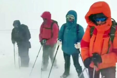 Russische Bergsteiger gerieten auf dem Berg Ararat in einen Schneesturm