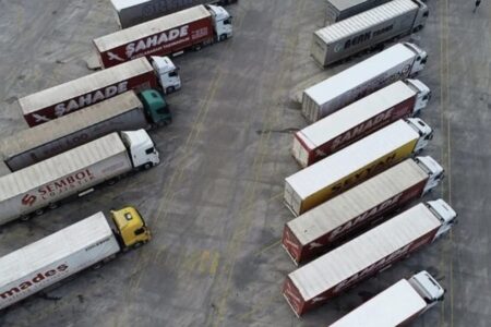 Schengen-Problem für Lkw-Fahrer: Es warten 8 Monate Menschen