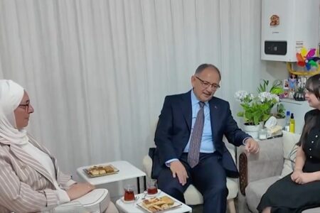 Sie hat uns mit ihrer Geschichte berührt: Ein Besuch von Mehmet Özhaseki bei der Erdbebenüberlebenden Aylin Karakuş