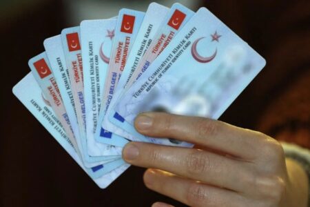 Ungefähr 6 Millionen Menschen in der Türkei sind nicht auf Chip-Ausweise umgestiegen