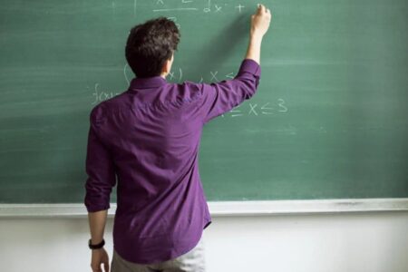 Ungefähr 720.000 Lehrer werden eine neue Lehrplanausbildung erhalten