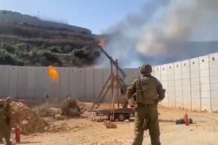 An der libanesischen Grenze zünden israelische Soldaten mit Katapulten Felder an