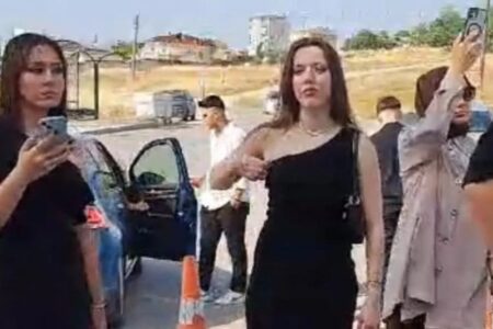 Bei der Highschool-Abschlussfeier in Kocaeli kam es zu Spannungen wegen „unangemessener Kleidung“: Es wurde eine Untersuchung eingeleitet