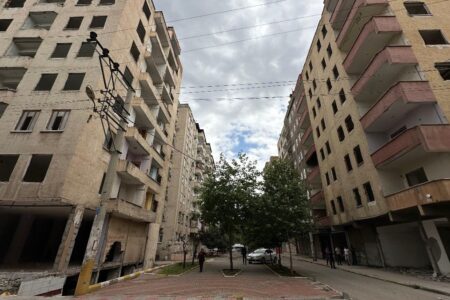 Beschädigte Gebäude in Diyarbakır warten auf den Abriss