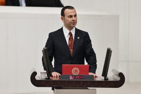 Der Abgeordnete der İyi-Partei Istanbul, Seyithan İzsiz, ist aus seiner Partei ausgetreten