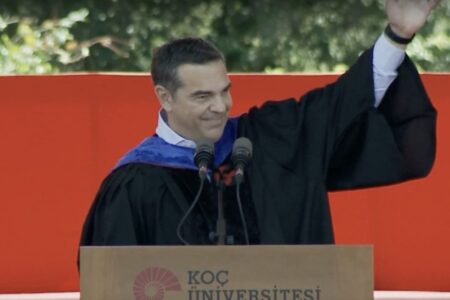 Der ehemalige griechische Premierminister Tsipras nahm an der Abschlussfeier an der Koç-Universität teil