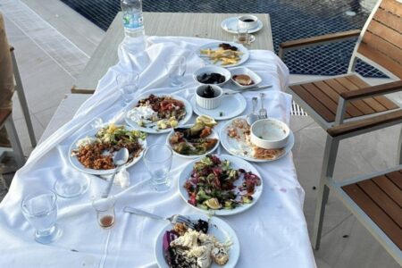Der im All-Inclusive-Hotel zurückgelassene Esstisch löste eine Reaktion aus