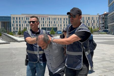 Der Onkel und der Neffe, die in Kayseri das Atatürk-Denkmal mit einer Axt angegriffen hatten, wurden festgenommen