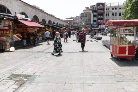 Die erwartete Dichte vor dem Feiertag trat in Eminönü nicht ein