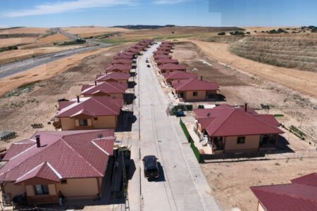 Die Lieferung von Dorfhäusern an Erdbebenopfer in Adıyaman geht weiter