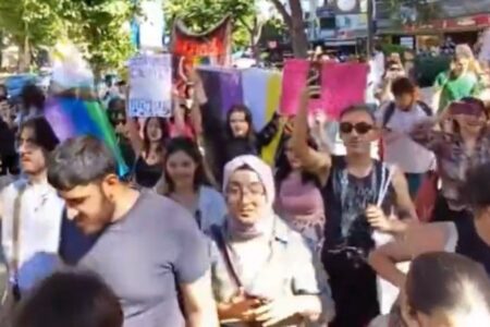 Eine Frau mit Kopftuch erregte beim LGBT-Marsch Aufmerksamkeit