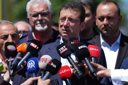 Ekrem İmamoğlu ging zu den Trümmern des eingestürzten Gebäudes in Küçükçekmece