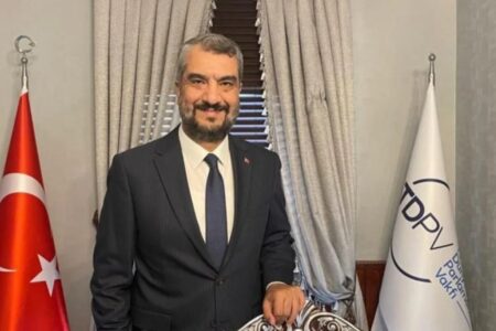 Hakan Fidan spricht mit TDPV-Präsident Abdullah Çalışkan