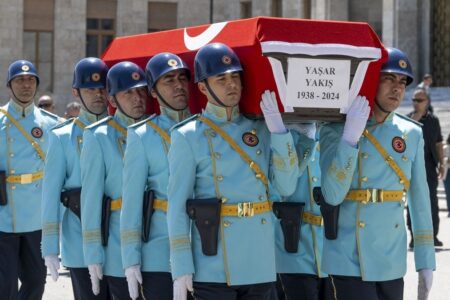 Im Parlament fand eine Trauerzeremonie für den ehemaligen Außenminister Yaşar Yakış statt