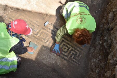 In der antiken Stadt Side in Antalya wurde ein Mosaikboden entdeckt