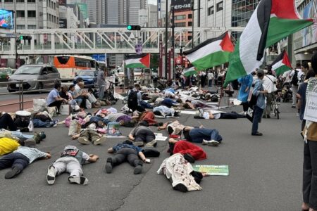 In Tokio fand eine Show statt, um diejenigen zu repräsentieren, die in Krankenhäusern in Gaza gestorben sind