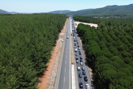 Innerhalb von 3 Tagen fuhren 500.000 Fahrzeuge in Muğla ein: Es bildete sich eine 6 Kilometer lange Fahrzeugschlange