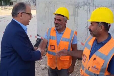 Lächelnder Dialog zwischen Minister Mehmet Özhaseki und Mitarbeitern