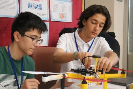 Oberstufenschüler entwickelten eine gesichtserkennende Drohne aus 100 Metern Höhe