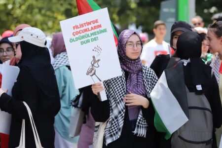Oberstufenschüler versammelten sich in Saraçhane für Gaza