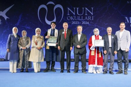 Präsident Erdoğan nahm an der Abschlussfeier seines Enkels teil