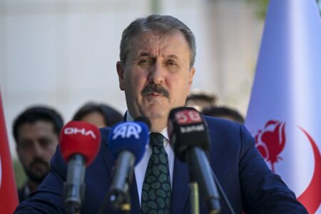 Reaktion von Mustafa Destici an das DEM-Mitglied, das Portugal unterstützt: Staatenloser Hund!