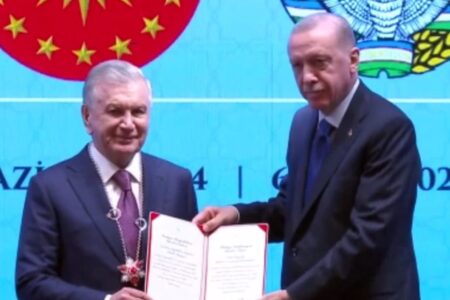 Staatsmedaille von Präsident Erdoğan an seinen usbekischen Amtskollegen