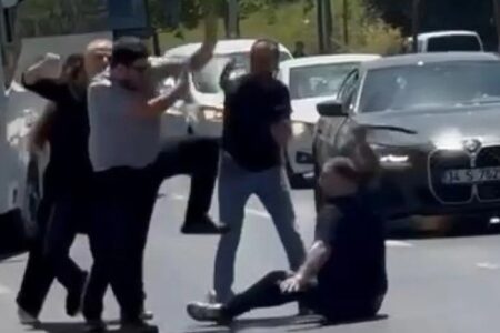 Straßenschlägerei mit Schlagstöcken und Tritten zwischen Autofahrern in Istanbul