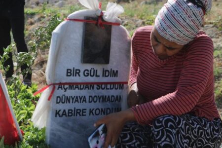 Trauriger Feiertag unter Tränen auf dem Erdbebenfriedhof in Hatay