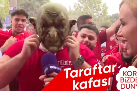 Türkischer Fan mit Koboldmaske in Deutschland