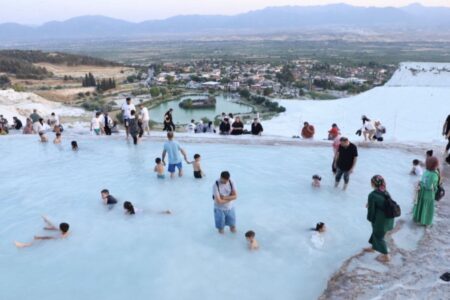 Ungefähr 32.000 Besucher besuchten Pamukkale in 4 Tagen