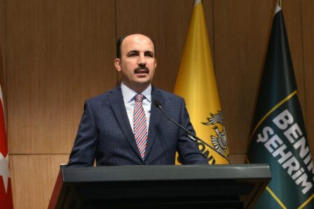Vorsitzender Uğur İbrahim Altay sprach über beispielhafte Umweltinvestitionen und Wassersparbemühungen.