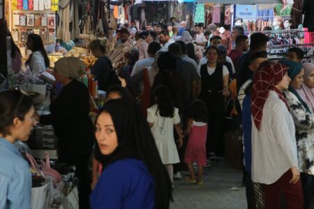 Weihnachtseinkäufe, die an die alten Zeiten erinnern, auf dem Basar, der durch das Erdbeben in Hatay zerstört wurde