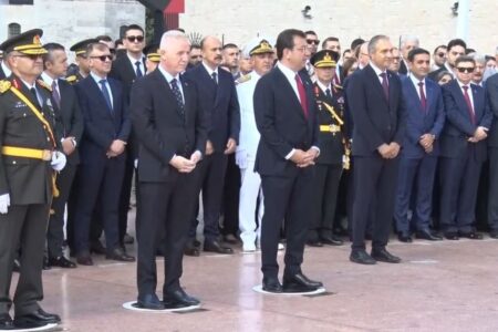 Am 102. Jahrestag des Großen Sieges wurde am Republikdenkmal in Taksim ein Kranz niedergelegt