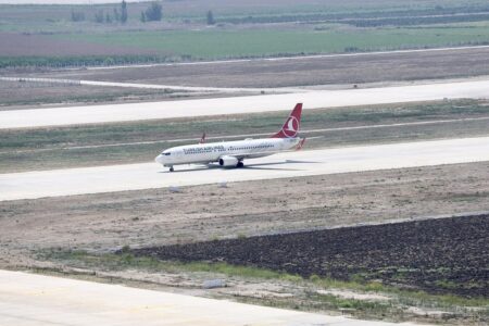 Das erste Flugzeug landete auf dem internationalen Flughafen Çukurova in Mersin