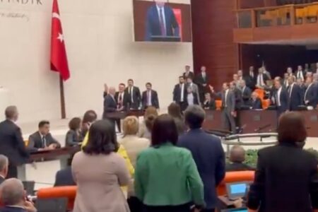 Der Moment, als der Kampf bei der Can Atalay-Sitzung im Parlament begann