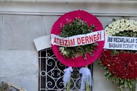 Die Atheism Association schickte einen Kranz an die Moschee, in der Genco Erkals Leichnam begraben lag.