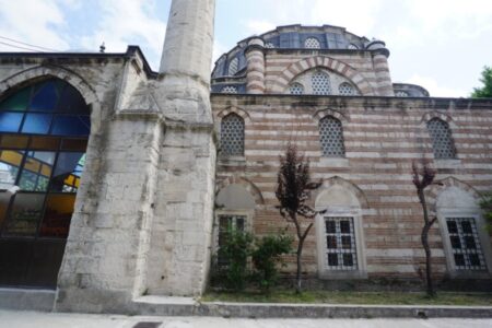 Die Mehmed-Ağa-Moschee mit Kunststofffenstern in Fatih wird in ihre ursprüngliche Form umgewandelt