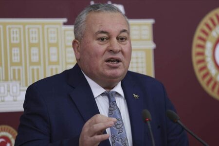 Die Momente, als Cemal Enginyurt vor der Generalversammlung vereidigte